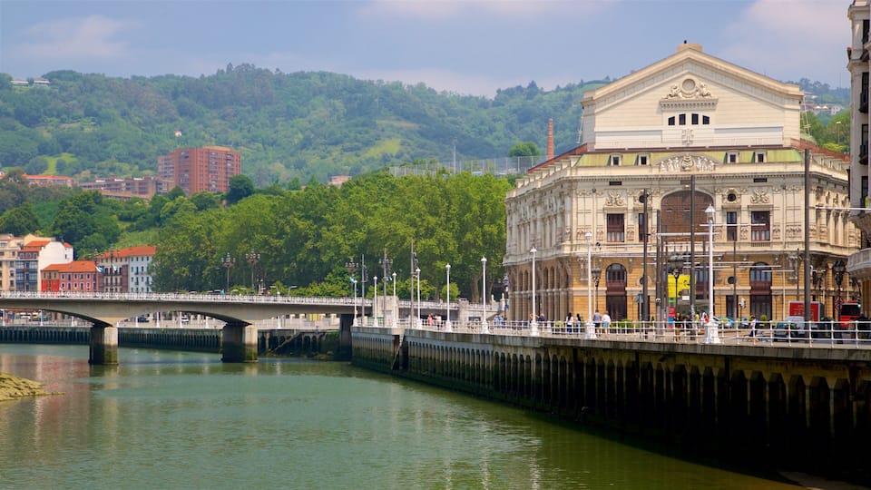Arriaga teater som inkluderer bro, elv eller bekk og historisk arkitektur