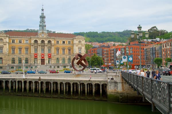 HĂŽtel de ville de Bilbao mettant en vedette riviĂšre ou ruisseau, patrimoine architectural et art en plein air
