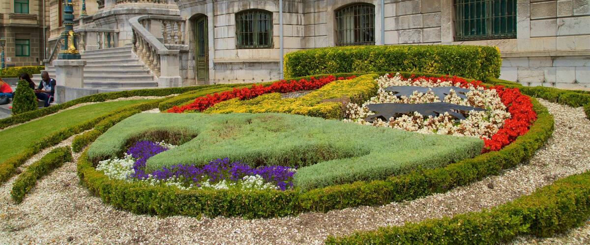 Bilbao City Hall showing heritage elements, a garden and a fountain