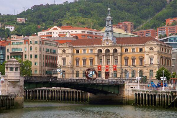 HĂŽtel de ville de Bilbao qui includes riviĂšre ou ruisseau, patrimoine architectural et pont