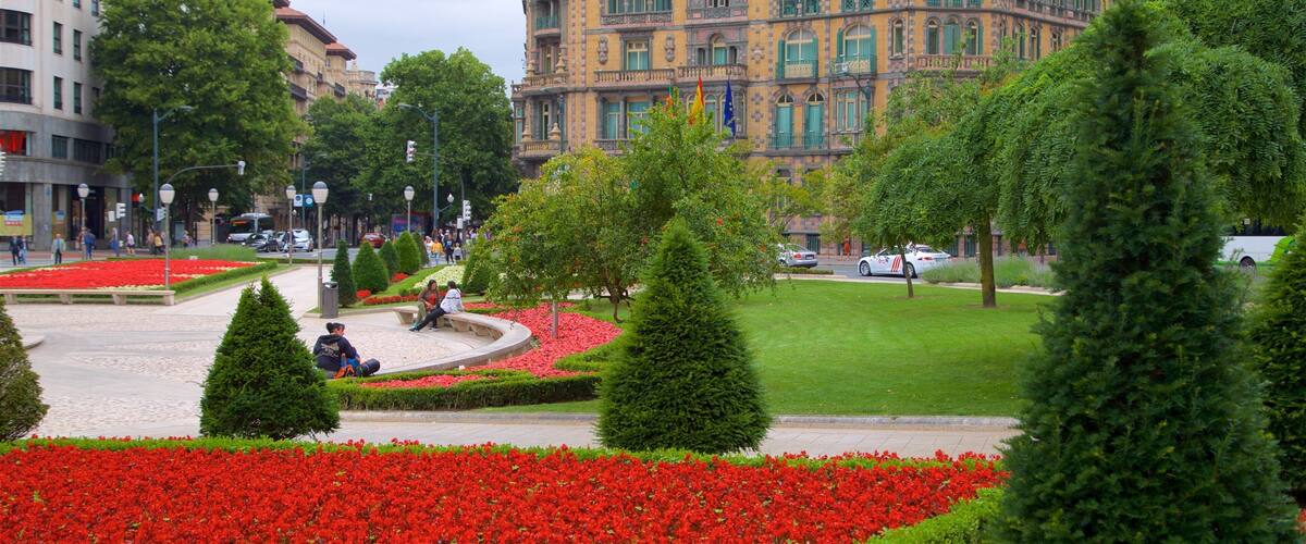 Plaza Moyua showing heritage architecture, flowers and a garden