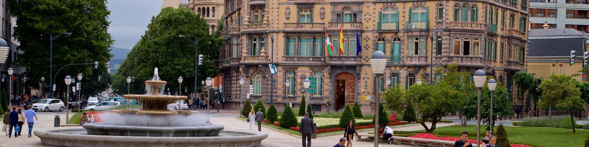 Praça Moyua que inclui uma fonte, um parque e arquitetura de patrimônio