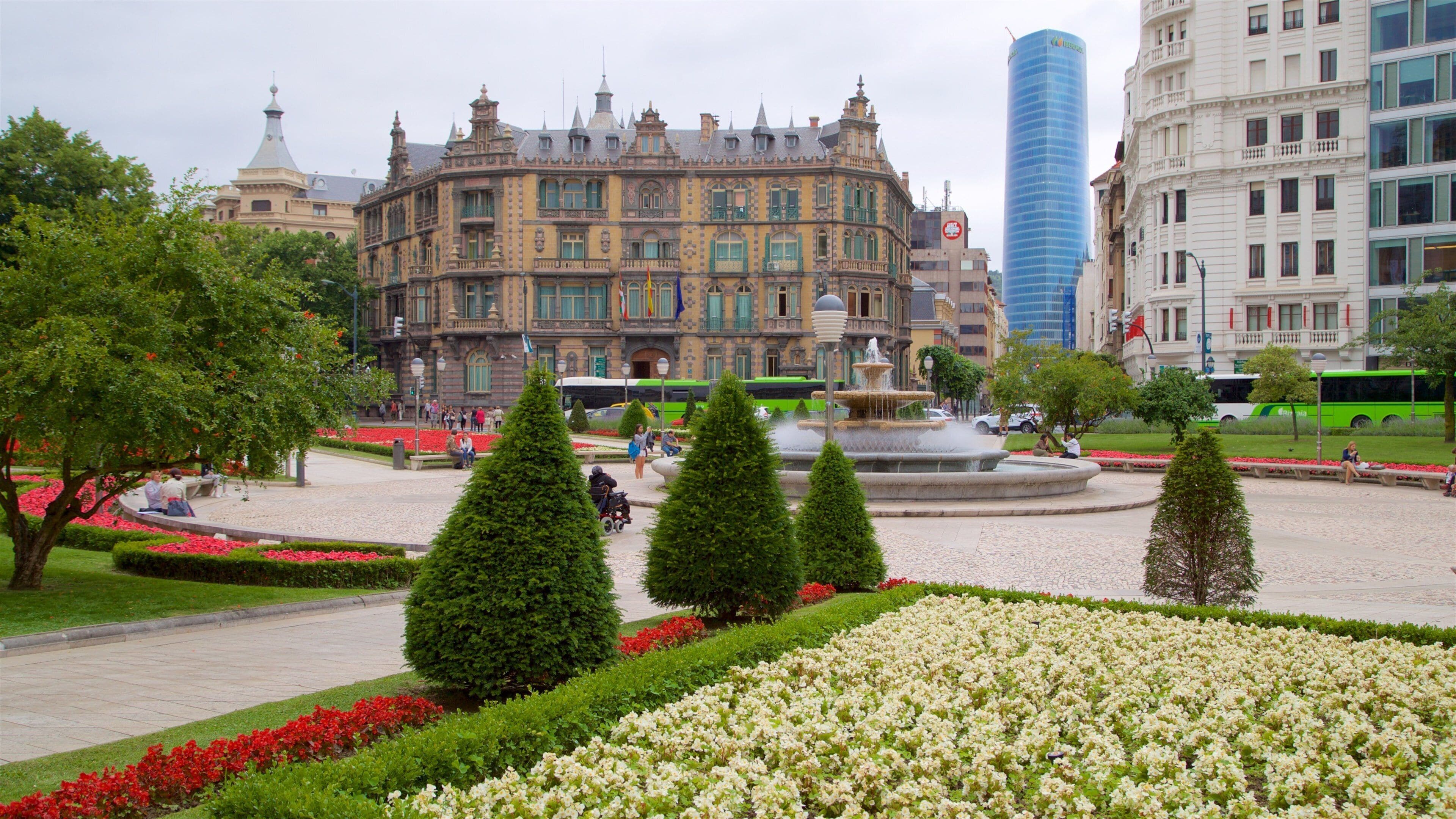 모유아 광장 이 포함 꽃, 마천루 과 도시