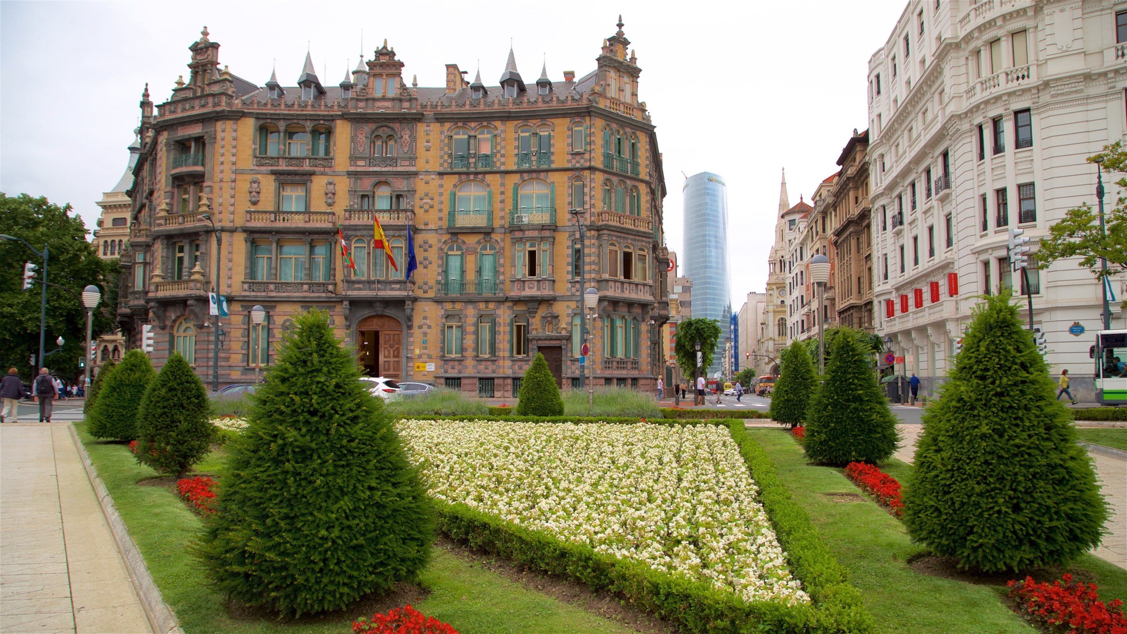 Plaza Moyua caratteristiche di fiori, grattacielo e architettura d\'epoca