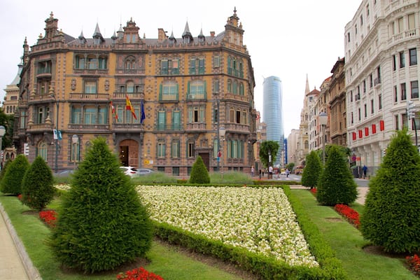 Plaza MoyĂșa mettant en vedette building, fleurs et patrimoine architectural