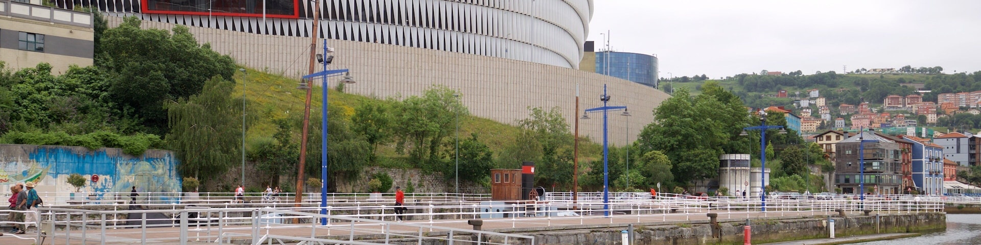 聖馬曼斯體育場 其中包括 河流或小溪 和 現代建築