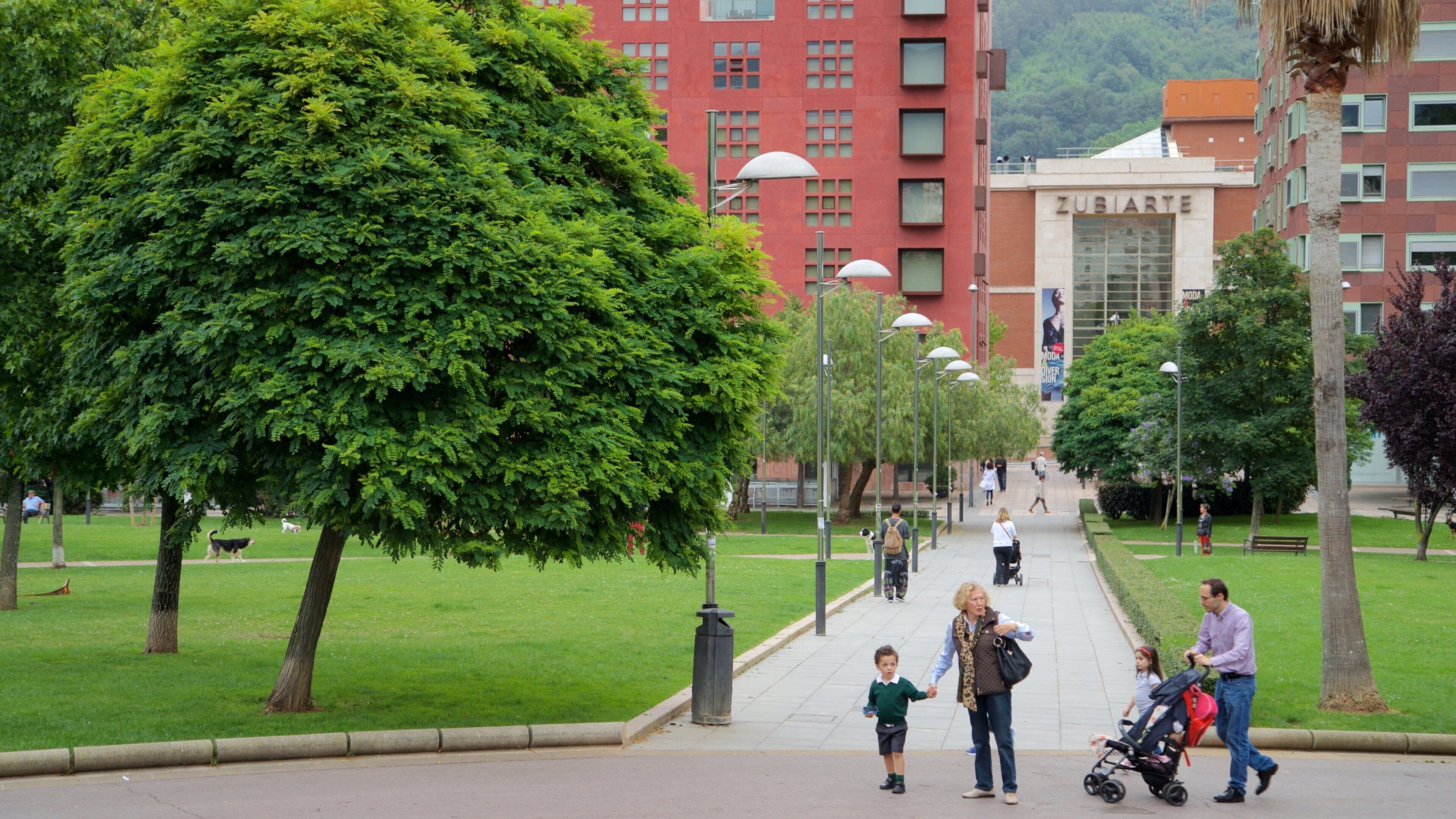 Dona Casilda Iturrizar Park which includes a garden and street scenes as well as a family