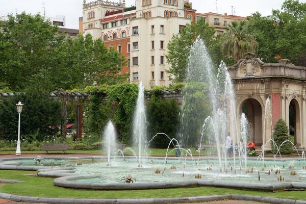 Dona Casilda Iturrizar Park showing a garden, a fountain and heritage elements