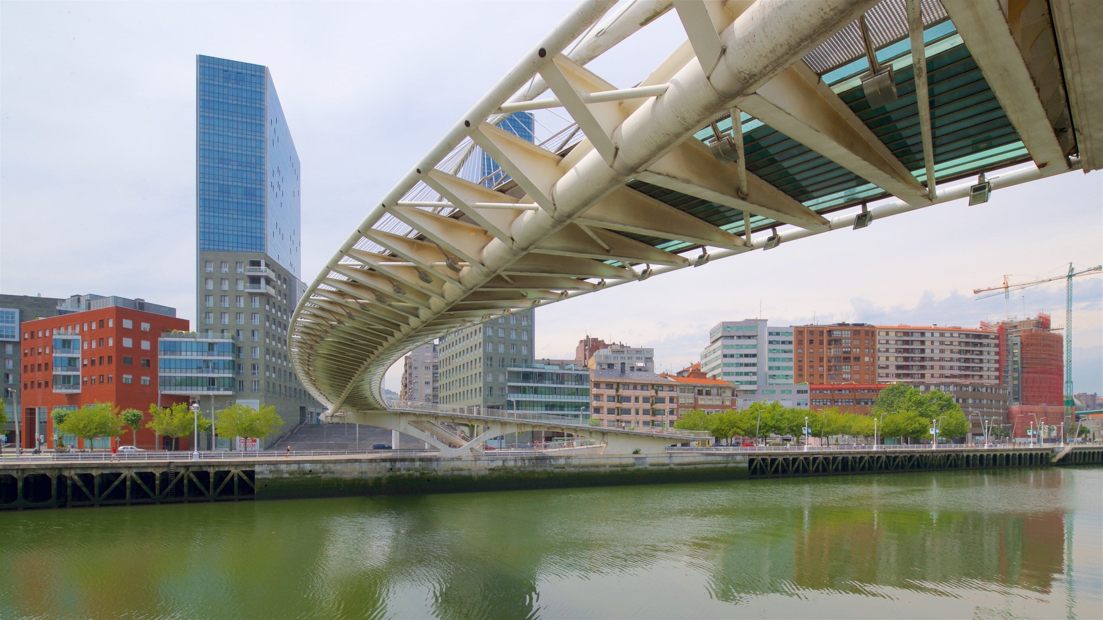Puente Zubizuri mostrando un río o arroyo, un rascacielos y un puente