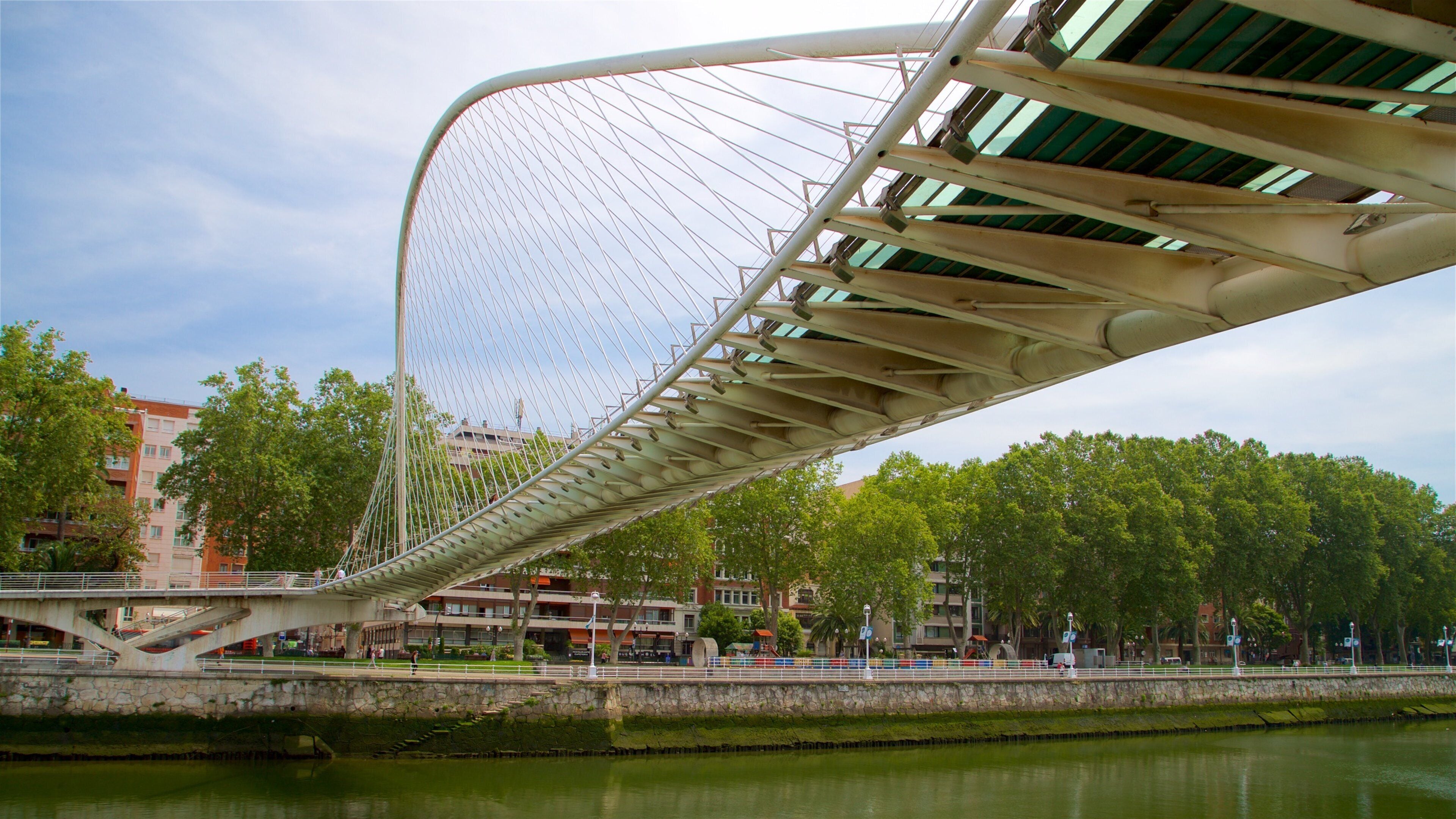 祖畢如里橋 呈现出 橋梁 和 河流或小溪