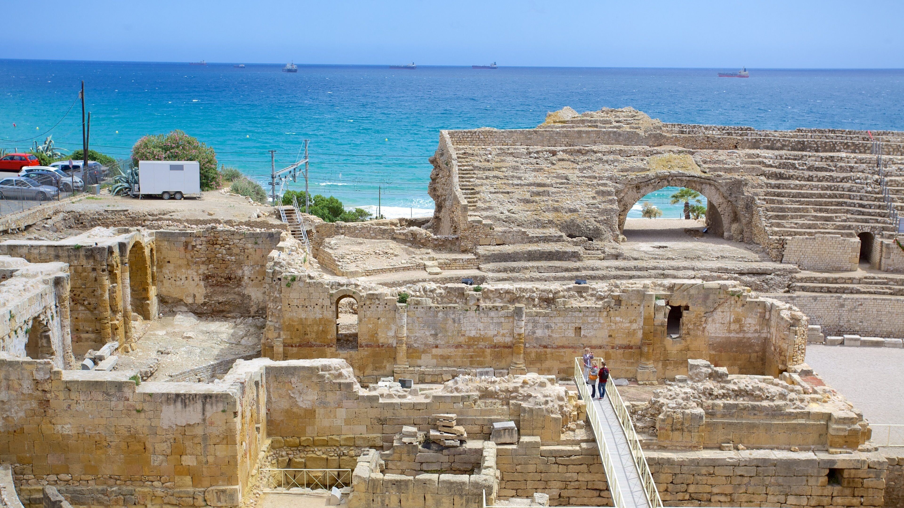 Tarragona Amphitheatre showing a ruin, heritage architecture and a coastal town