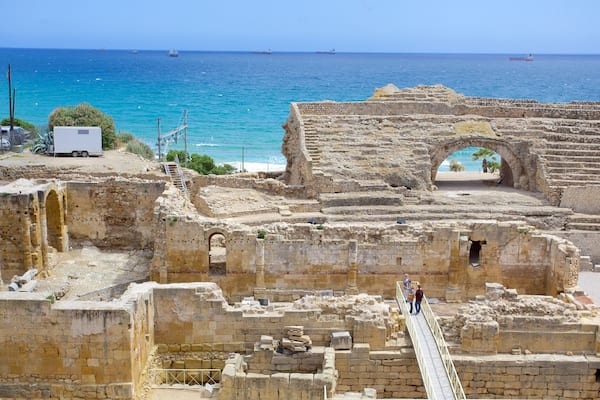 Tarragona Amphitheatre which includes a coastal town, a ruin and heritage architecture