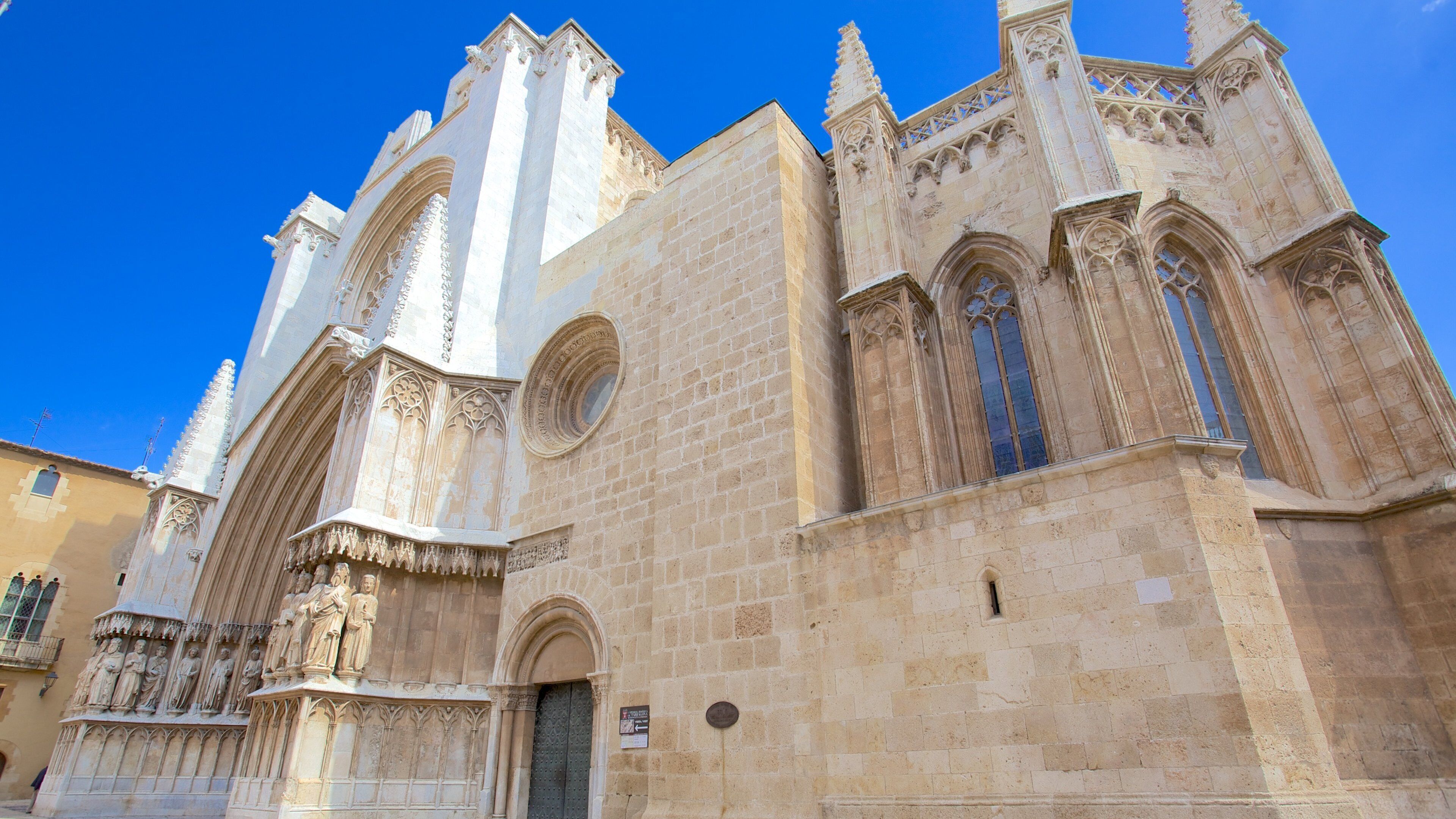 Tarragona Cathedral which includes heritage architecture and a church or cathedral