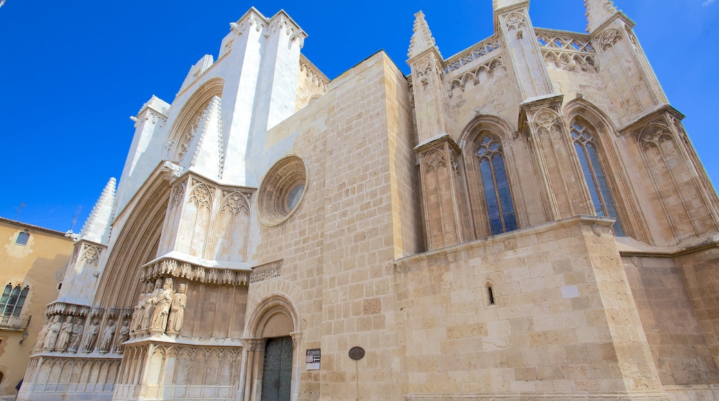 Tarragona Cathedral which includes heritage architecture and a church or cathedral