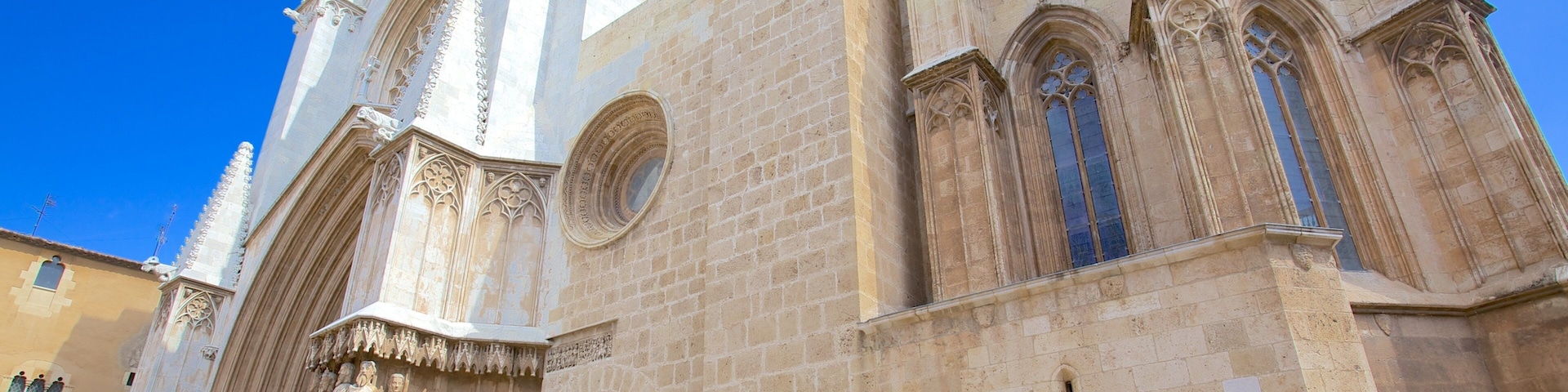Tarragona Cathedral which includes heritage architecture and a church or cathedral