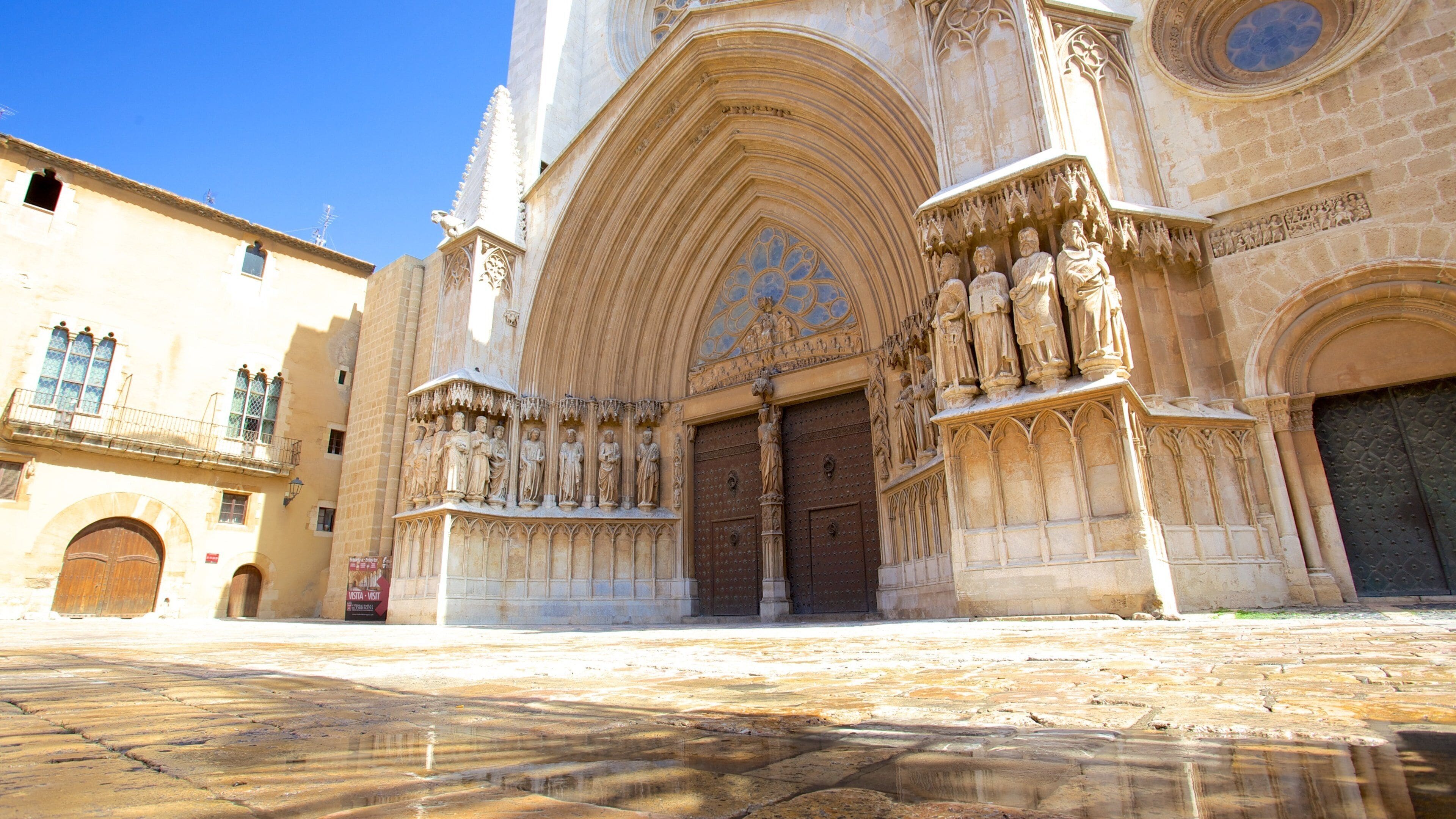 Catedral de Tarragona mostrando uma igreja ou catedral e elementos de patrimônio