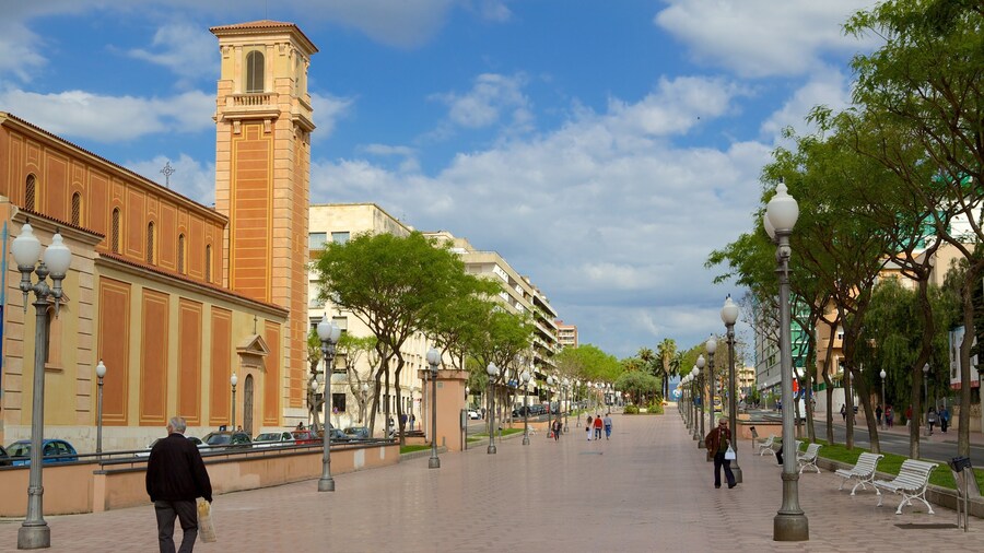 Plaza Imperial Tarraco showing street scenes