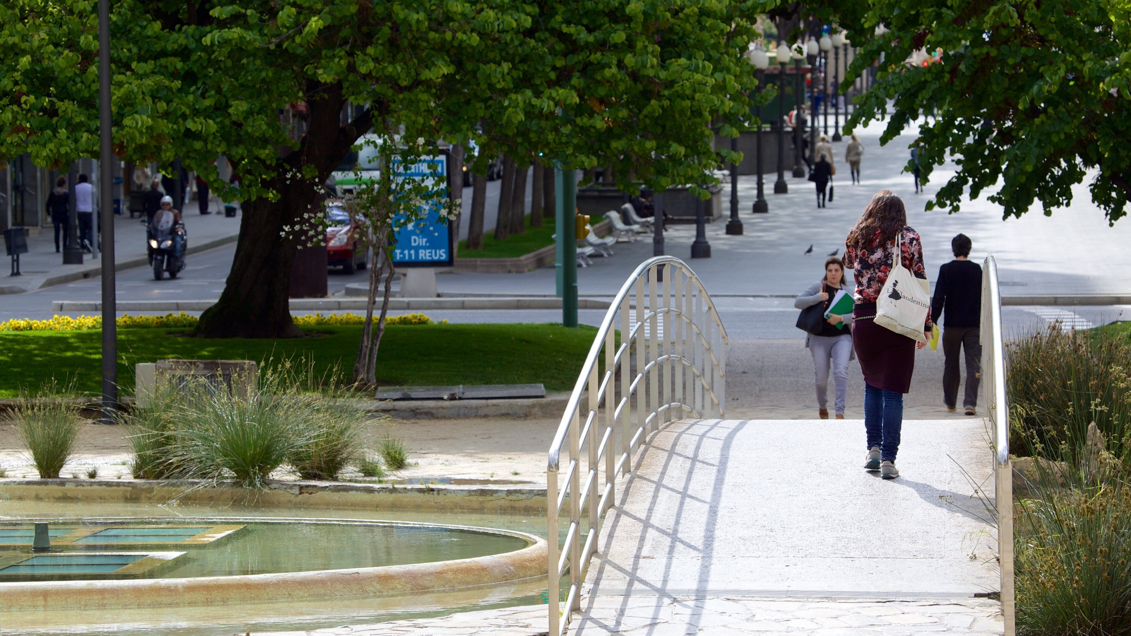 Plaza Imperial Tarraco mostrando un puente y imágenes de calles y también un pequeño grupo de personas