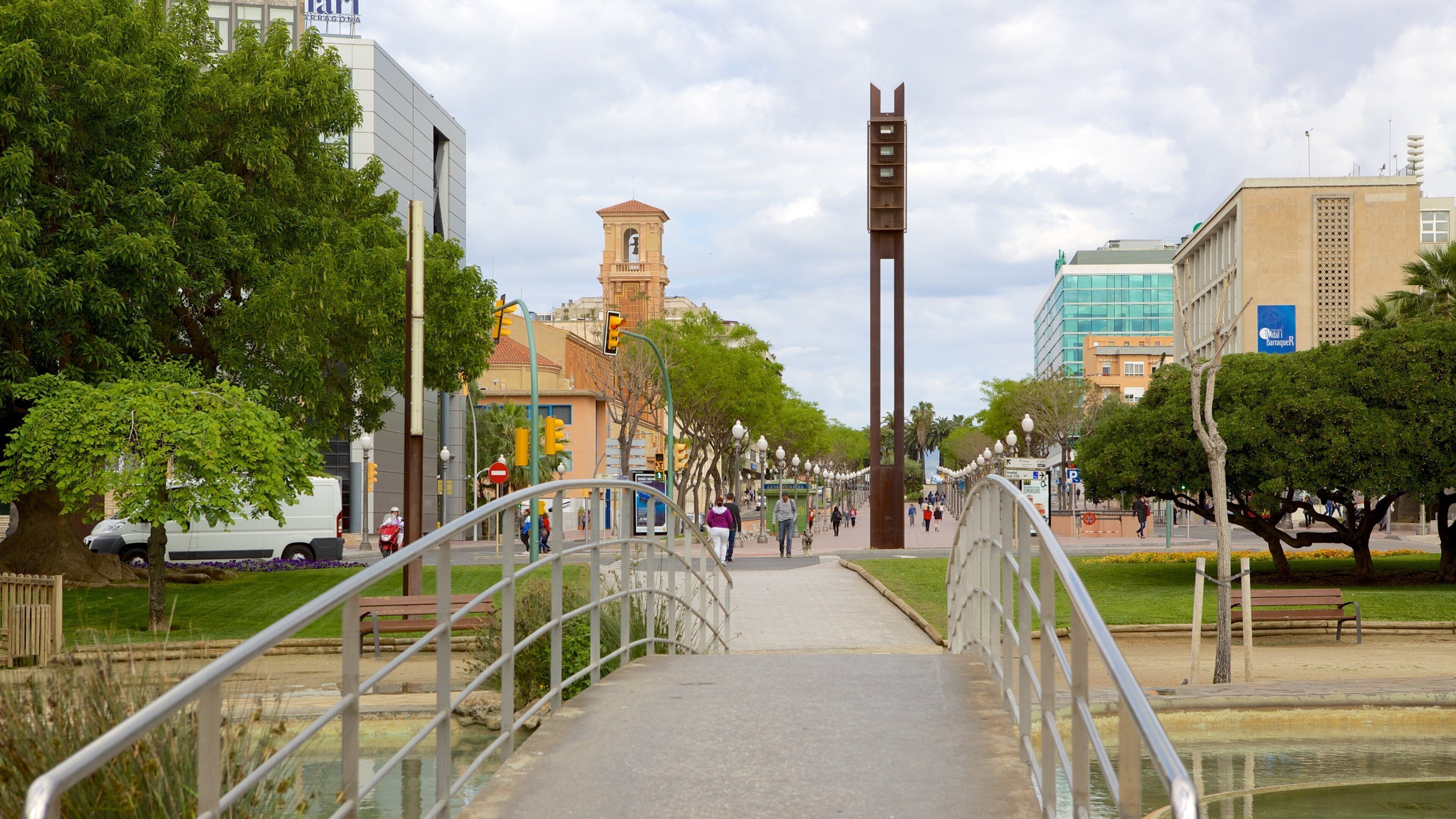 Plaza Imperial Tarraco qui includes pont et scènes de rue