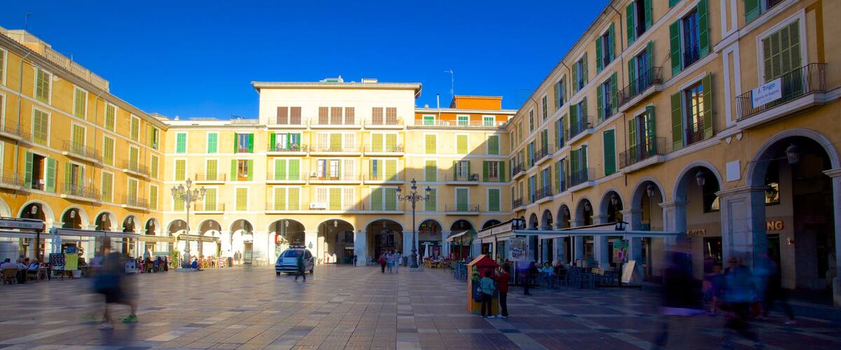 Plaza Mayor de Palma which includes a square or plaza and heritage architecture