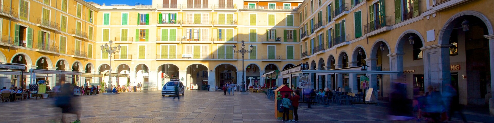 Plaza Mayor de Palma which includes a square or plaza and heritage architecture