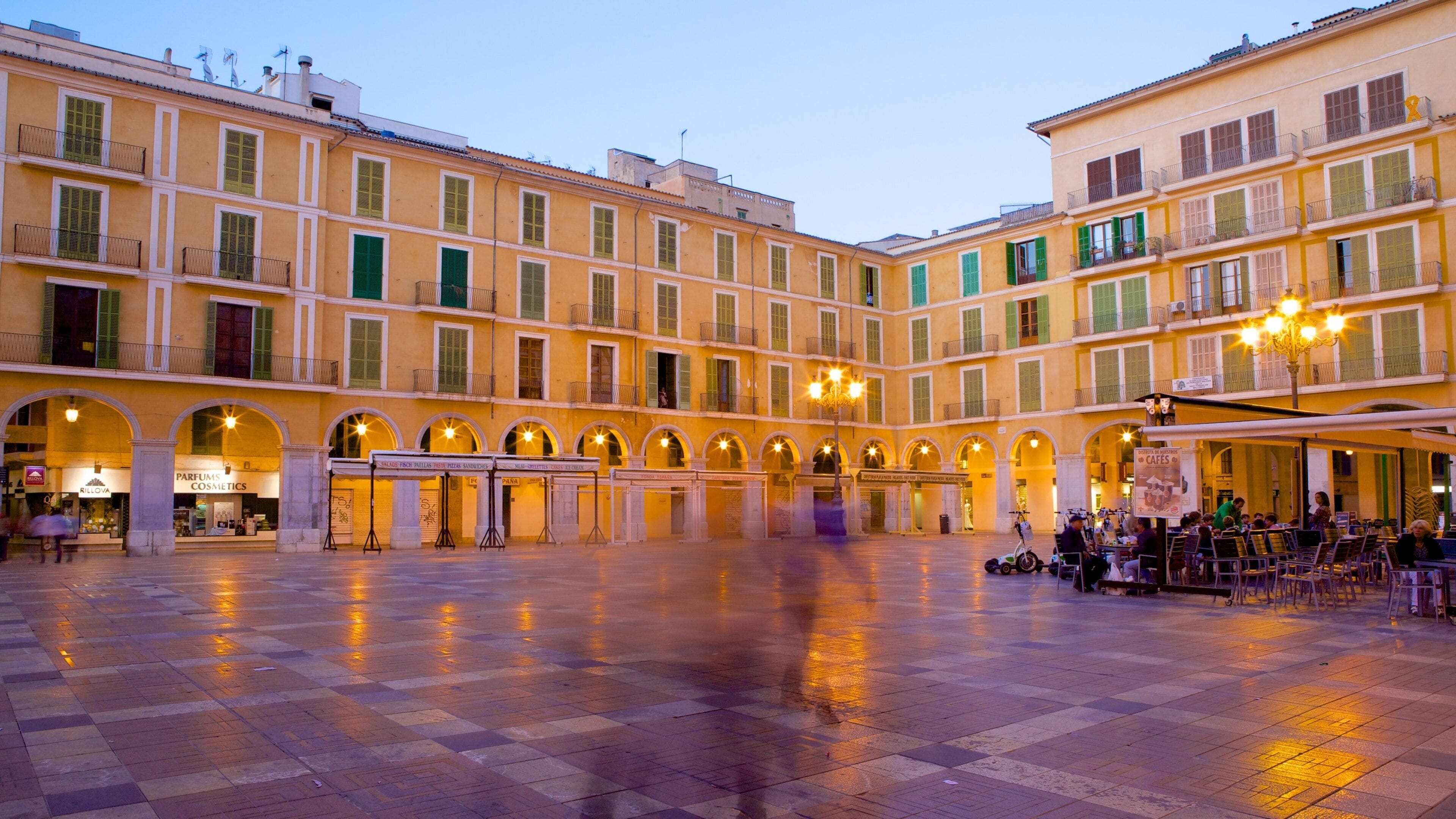 Plaza Mayor de Palma showing heritage architecture and a square or plaza