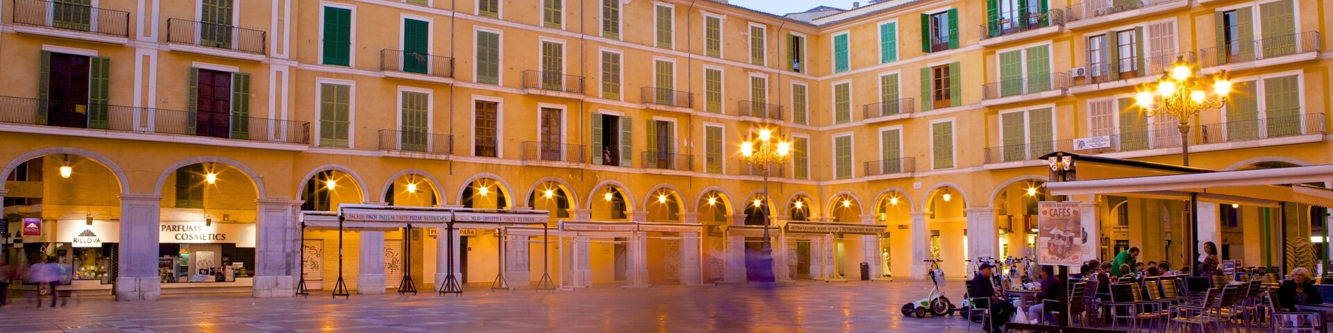 Plaza Mayor de Palma which includes heritage architecture and a square or plaza