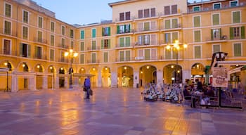 Plaza Mayor de Palma bevat een plein, historische architectuur en cafésfeer