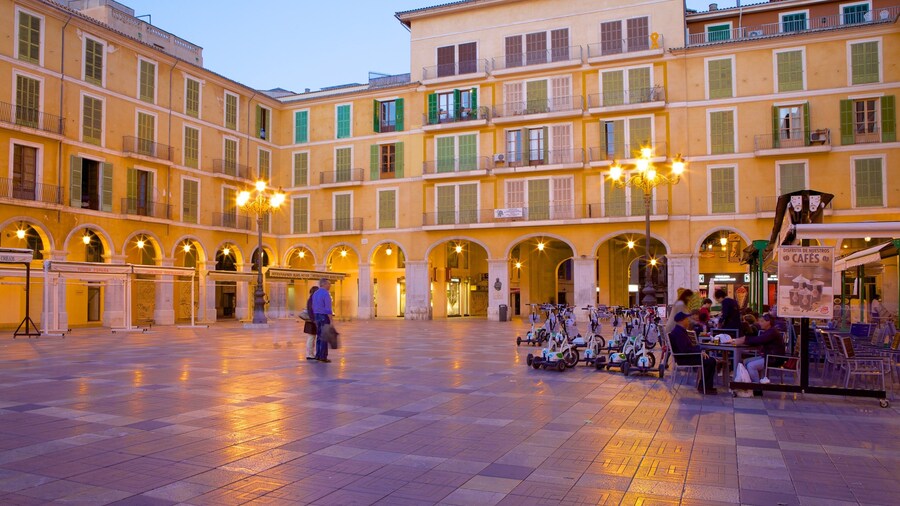 Plaza Mayor de Palma featuring cafe lifestyle, heritage architecture and a square or plaza