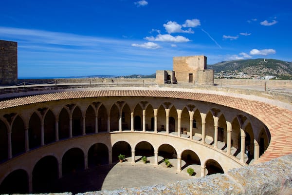 Un amphithéâtre historique à la conception circulaire, doté de nombreuses arcades et d’un espace central ouvert.