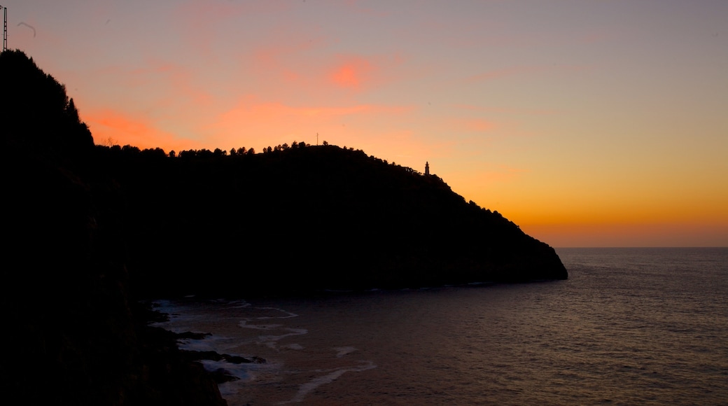 Port de Soller Lighthouse フィーチャー 夕焼け と 海岸線の眺め