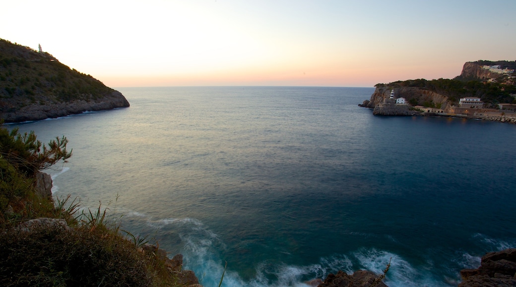 Port de Soller Lighthouse 表示 夕焼け と 湾岸あるいはハーバー