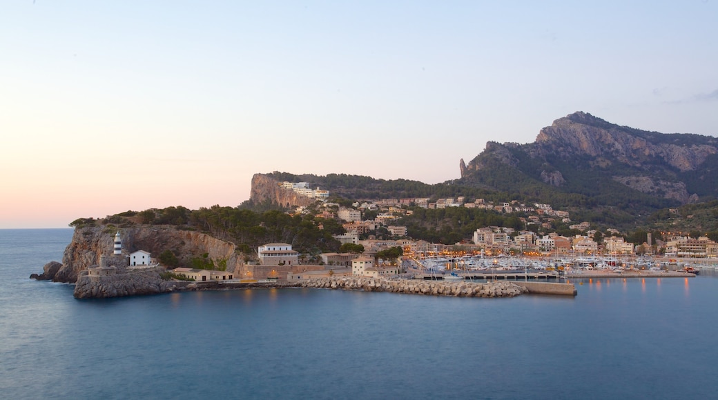 Port de Sóller fyrtårn som inkluderer kystby, bukt eller havn og kyst