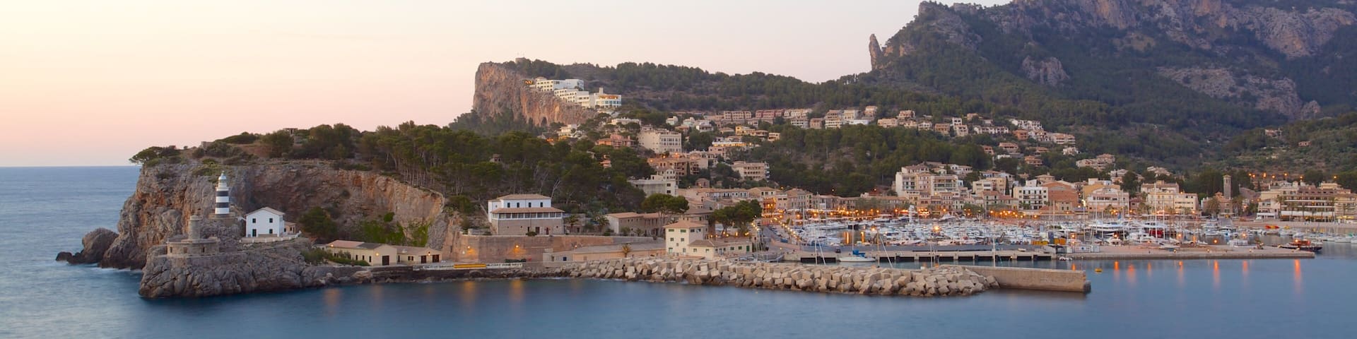Port de Sóller Fyrtårn som omfatter en kystby, en bugt eller havn og udsigt over kystområde