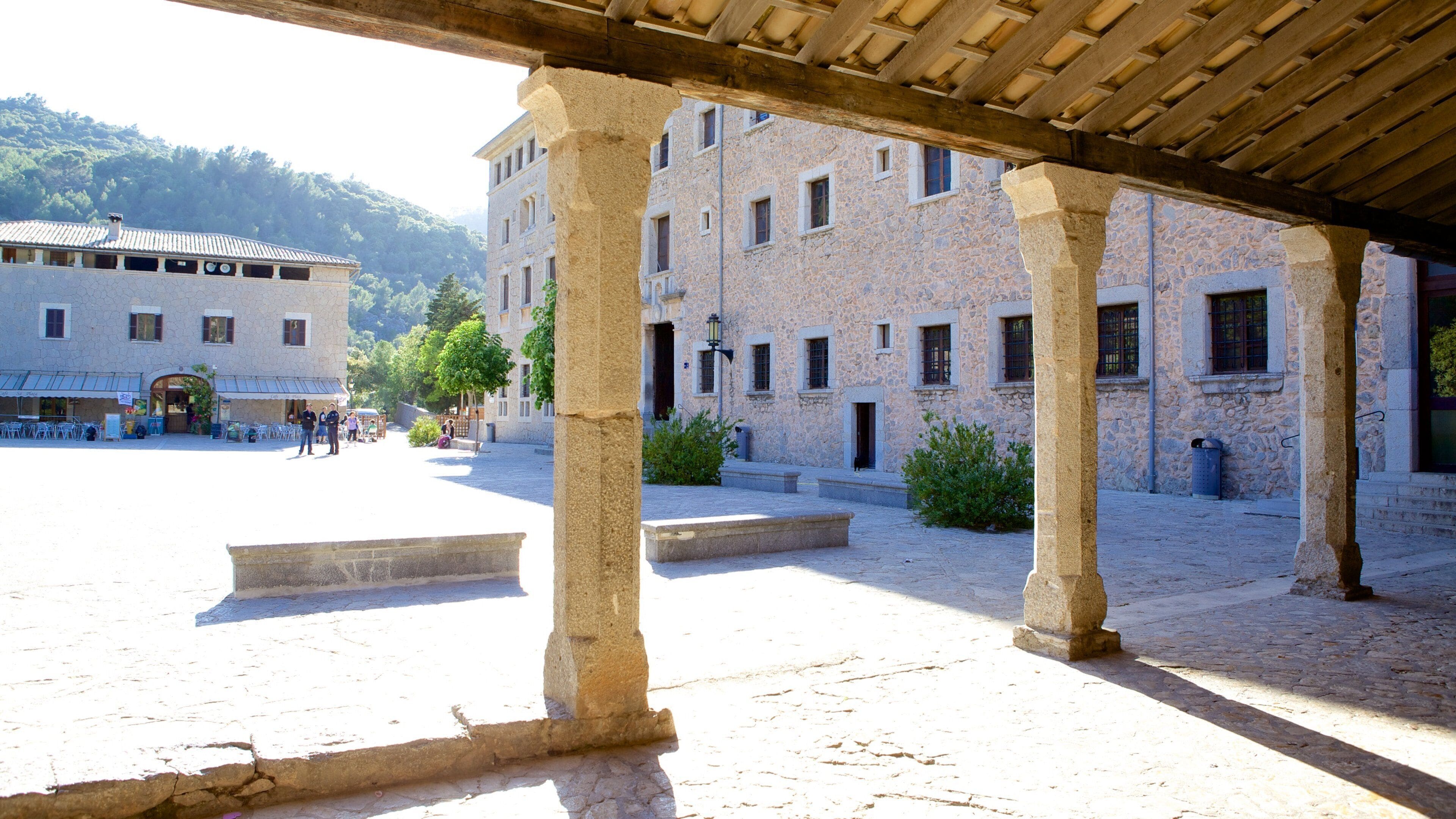 유크 수도원 을 보여주는 광장 과 문화유산 건축