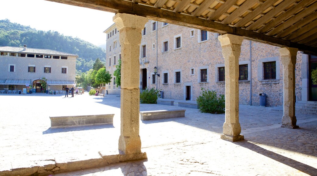 猶克修院 其中包括 歷史建築 和 廣場