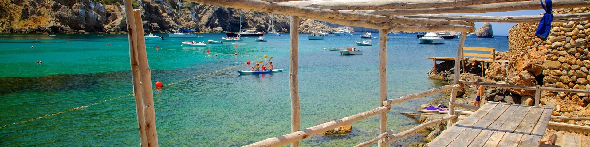 Playa de Benirrás ofreciendo costa escarpada y paseos en lancha