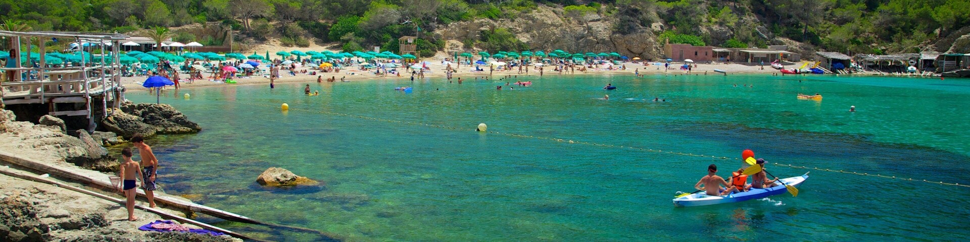 Plage de Benirras qui includes corail, kayak ou canoë et plage de galets