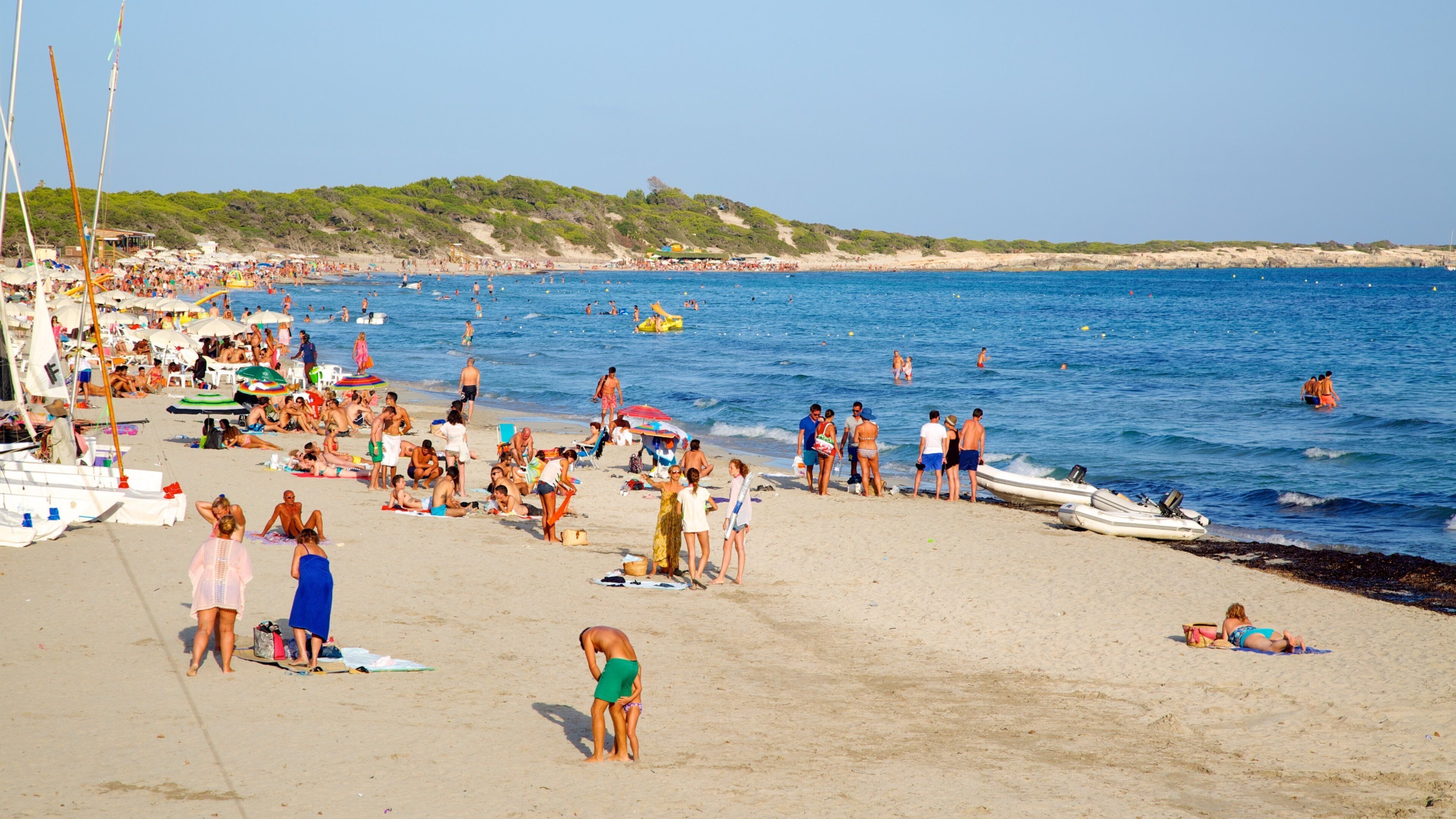 Playa Las Salinas mostrando escenas tropicales, una playa de arena y una ciudad costera