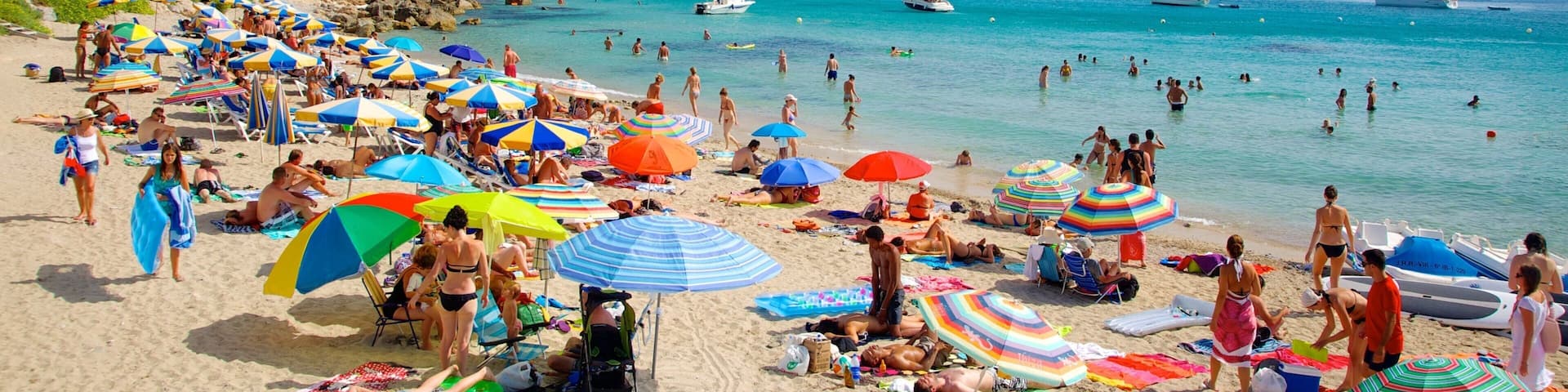 Strand von Cala d\'Hort mit einem Schwimmen, Bootfahren und Sandstrand