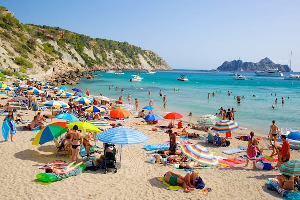 Spiaggia Cala d\'Hort che include giro in barca, nuoto e spiaggia
