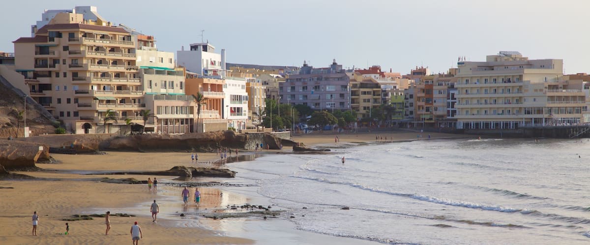 Playa el Medano mostrando una playa, vistas generales de la costa y una ciudad costera