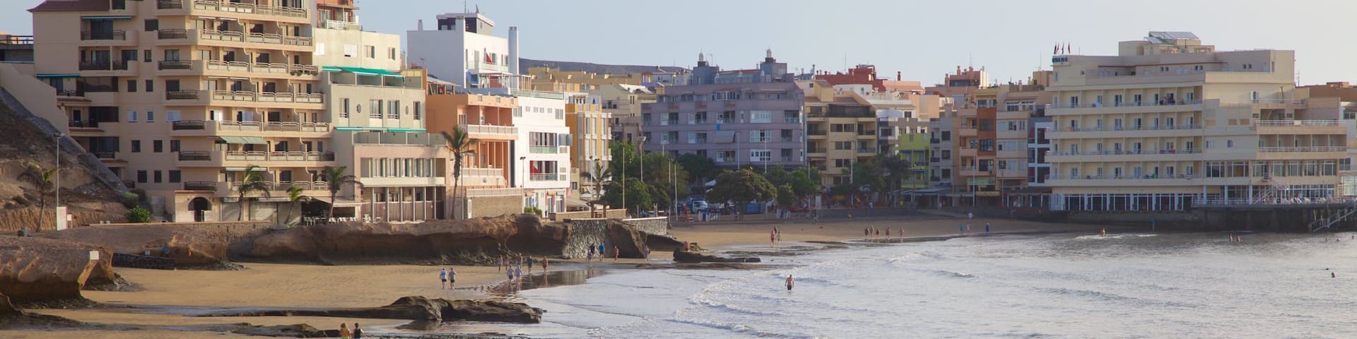 Playa El Medano mit einem Sandstrand, allgemeine Küstenansicht und Küstenort