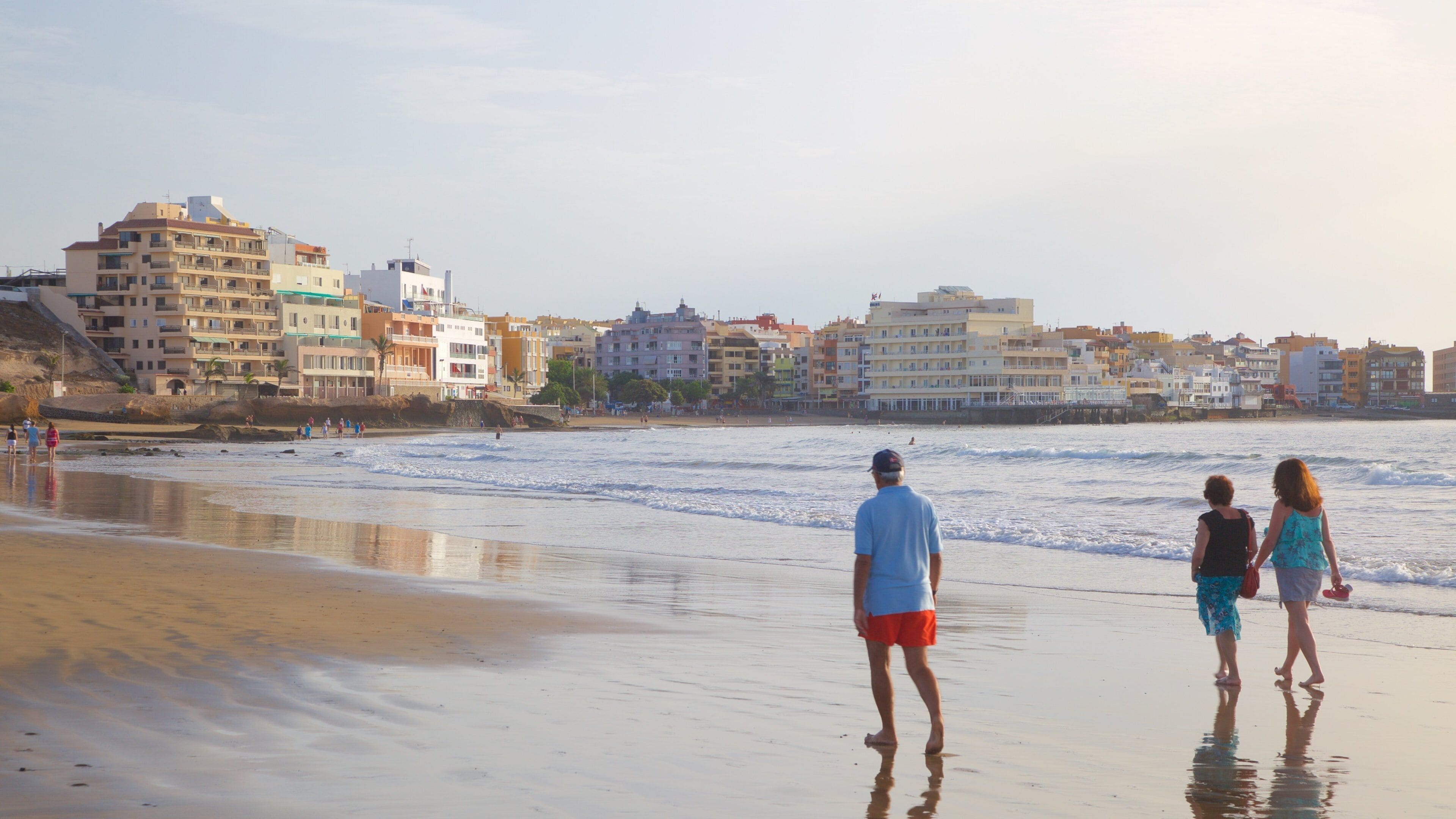El Medano Beach showing a coastal town, general coastal views and a sandy beach