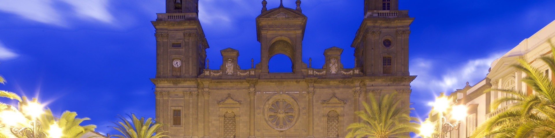 Catedral de Santa Ana caracterizando cenas noturnas, elementos religiosos e arquitetura de patrimônio