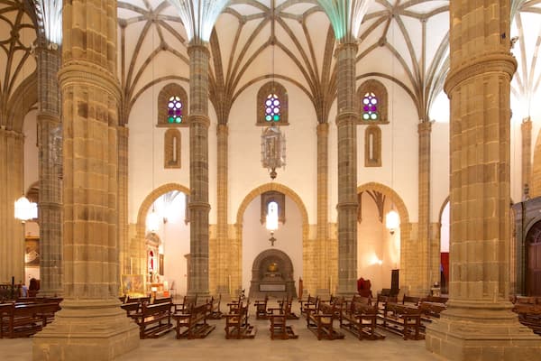 Cathédrale Santa Ana montrant vues intérieures, patrimoine architectural et éléments religieux