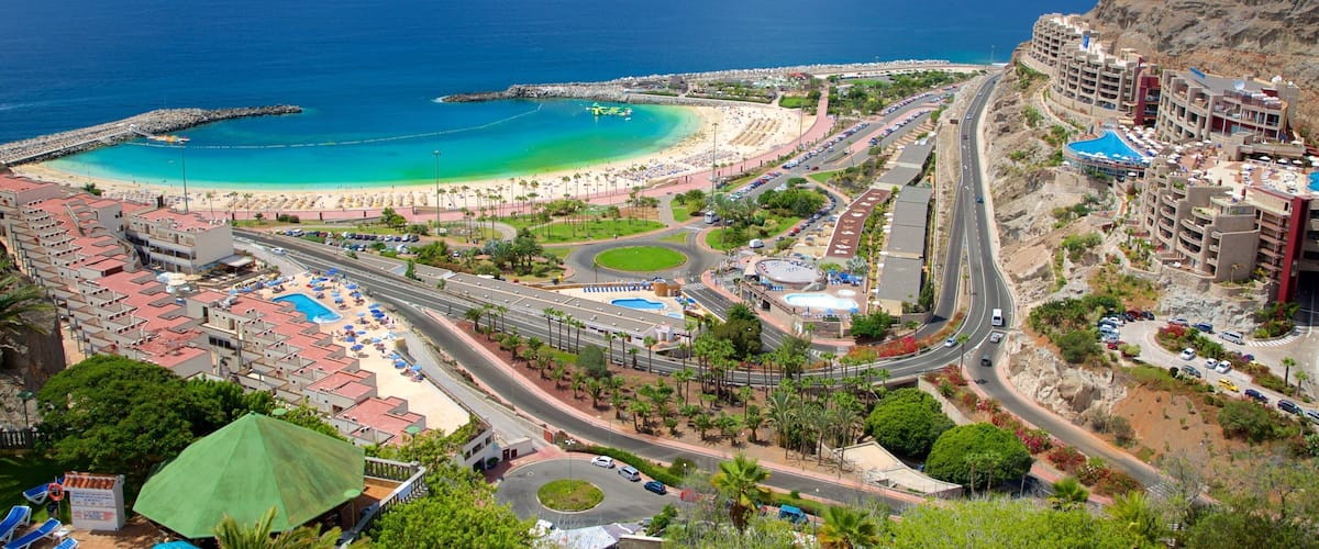 Playa de Amadores que incluye una ciudad, vistas generales de la costa y una playa