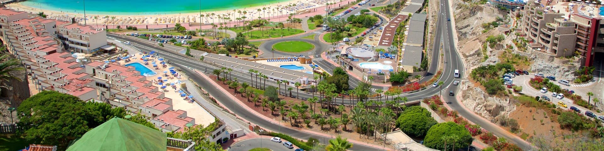 Plage d\'Amadores montrant plage, vues littorales et ville