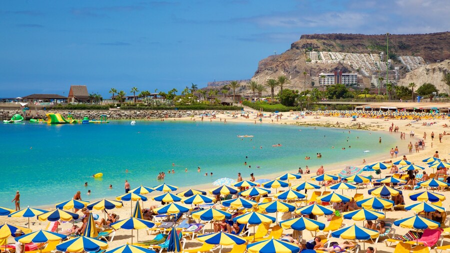 Amadores Beach which includes general coastal views, a luxury hotel or resort and a beach