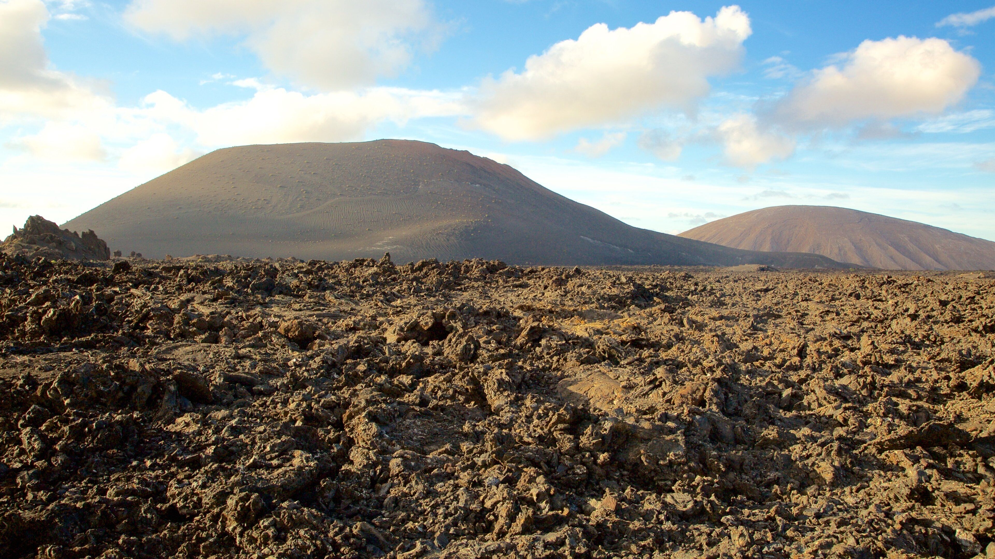 Timanfaya, nationalpark som visar berg, öknar och stillsam natur
